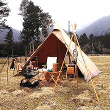 戶外露營帳篷與裝備，展現野營生活氛圍