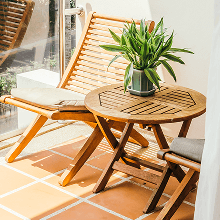 陽台木質桌椅與植栽，展現自然舒適的居家氛圍