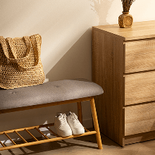 居家玄關木質鞋櫃與長椅，搭配收納與裝飾設計