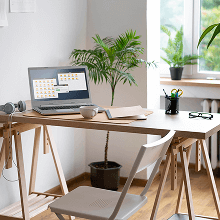 居家辦公書桌與電腦，搭配綠植營造自然舒適氛圍