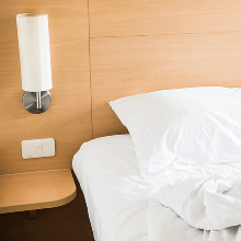 溫馨臥室木質床頭與潔白床鋪，營造舒適睡眠氛圍